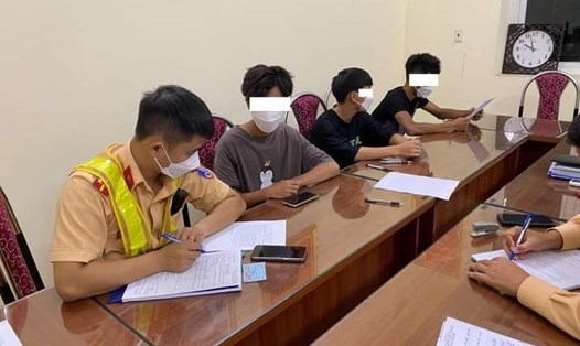 Công an huyện Văn Yên xử lý nghiêm nhóm thanh, thiếu niên chuyên độ xe để bốc đầu, lạng lách, đánh võng trên đường. Ảnh: CACC.