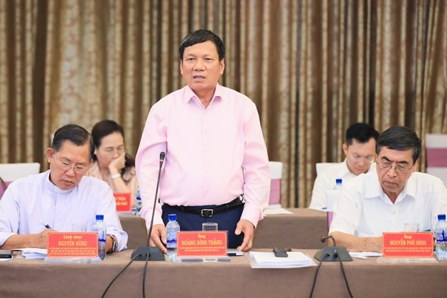 Ông Hoàng Đình Thắng, Chủ tịch Liên hiệp Hội người Việt Nam tại châu Âu phát biểu tại Hội nghị. Ảnh: Phạm Đông