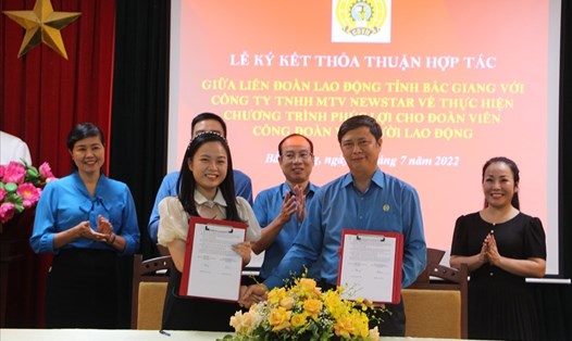 Ông Nguyễn Văn Cảnh - Chủ tịch LĐLĐ tỉnh Bắc Giang - ký thoả thuận hợp tác với đại diện Công ty TNHH MTV Newstar vào tháng 7.2022. Ảnh: B.H