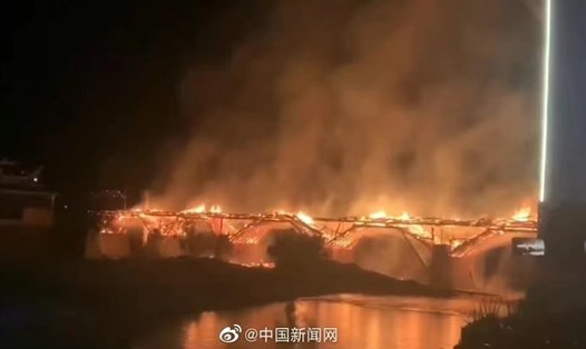 Cầu Vạn An của Trung Quốc bị cháy. Ảnh: China News Service
