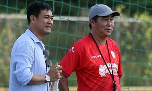 Chủ tịch Nguyễn Hữu Thắng (trái) thay huấn luyện viên Trần Minh Chiến dẫn dắt câu lạc bộ TPHCM. Ảnh: Thanh Vũ