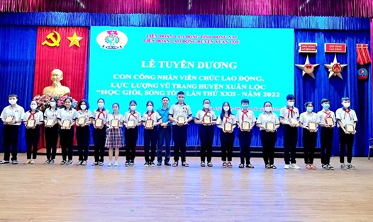 LĐLĐ huyện Xuân Lộc tổ chức tuyên dương con công nhân lao động học giỏi sống tốt. Ảnh: Hà Anh Chiến