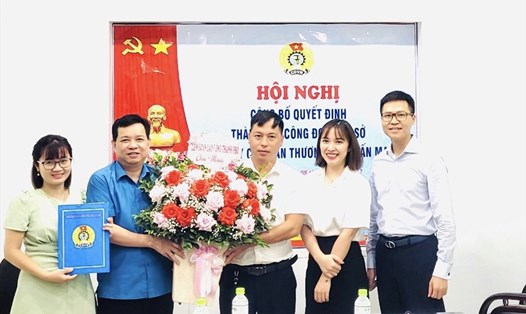 Lãnh đạo Liên đoàn Lao động thành phố Bắc Giang trao quyết định và tặng hoa chúc mừng Công đoàn cơ sở.