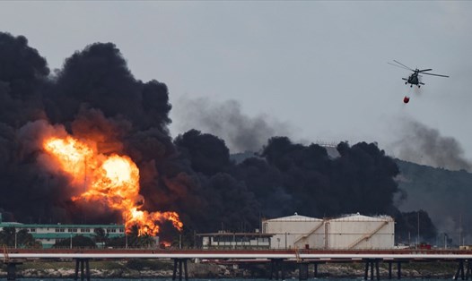 Trực thăng dập lửa ở cảng dầu Cuba ngày 8.9.2022. Ảnh: AFP