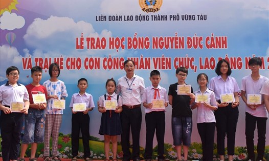 Trao học bổng Nguyễn Đức Cảnh cho học sinh là con của CNVCLĐ vượt khó học giỏi.