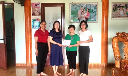 LĐLĐ huyện Than Uyên cùng đoàn trao số tiền hỗ trợ từ nguồn Quỹ Xã hội Công đoàn tỉnh năm 2022 cho đoàn viên Tẩn Hồng Liên.