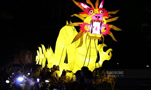 Những chiếc đèn trung thu khổng lồ tại Tuyên Quang đã bắt đầu xuống phố.