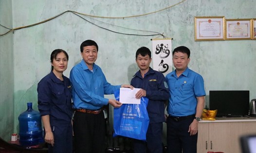 Ông Lý Đức Thanh - Chủ tịch LĐLĐ tỉnh Lạng Sơn (thứ 2 từ trái sang) trao quà cho đoàn viên khó khăn. Ảnh: CĐLS