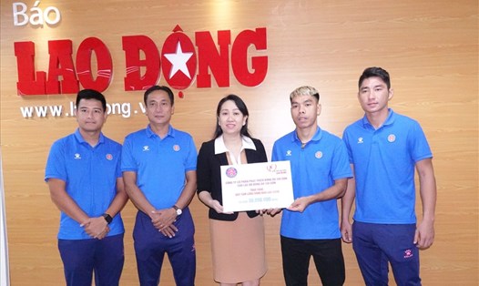 Các thành viên đội Sài Gòn trao tặng số tiền 30 triệu đồng cho Quỹ Tấm lòng Vàng của báo Lao Động sáng 9.8. Ảnh: Nguyễn Đăng