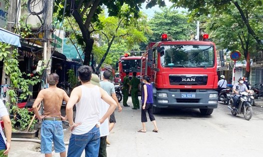 Cháy nhà dân xảy ra tại ngõ 32, phố Hoàng Đạo Thành, phường Kim Giang, quận Thanh Xuân. Ảnh: CACC