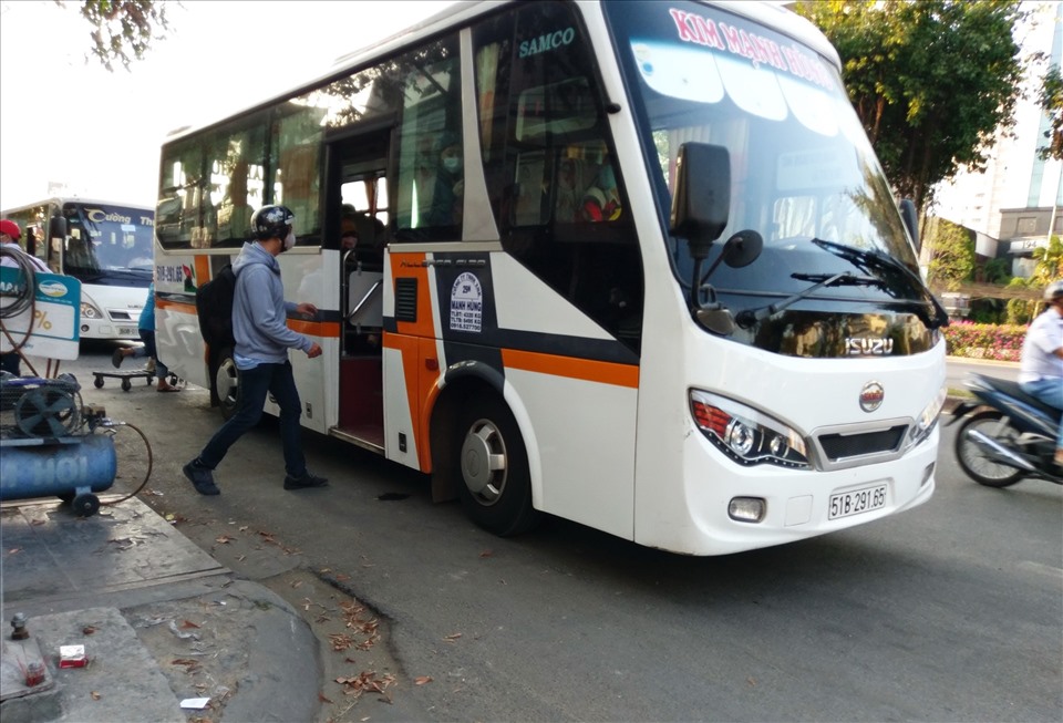 Một ôtô đón khách ở nơi cấm dừng đỗ trên đường Điện Biên Phủ (quận Bình Thạnh). Ảnh: Minh Quân