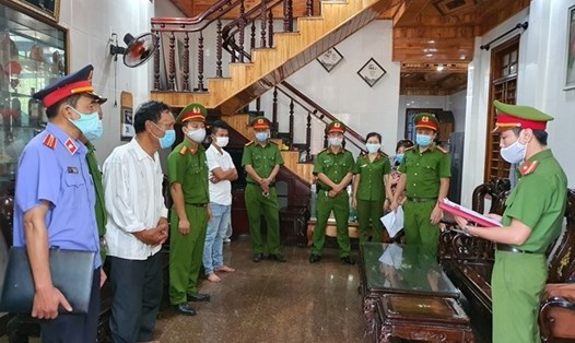 Cơ quan CSĐT Công an tỉnh Thừa Thiên Huế đọc lệnh bắt giữ các đối tượng kê khai mộ giả để chiếm đoạt tiền của nhà nước (ảnh chụp năm 2021). Ảnh: CA.