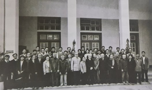 Cán bộ, PV từng tham gia làm Báo Lao Động thời kỳ bí mật và lãnh đạo Tổng Công đoàn chụp ảnh lưu niệm tại buổi Lễ kỷ niệm ra số báo đầu tiên (ảnh chụp năm 1978).