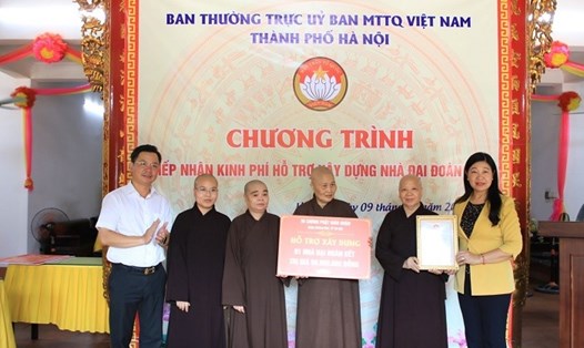 Chủ tịch Ủy ban MTTQ Việt Nam Thành phố Nguyễn Lan Hương tiếp nhận kinh phí ủng hộ