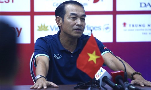 Huấn luyện viên Đinh Thế Nam chia sẻ sau trận thắng của U19 Việt Nam trước U19 Thái Lan. Ảnh: Thanh Vũ