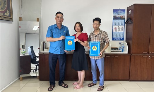 Lãnh đạo Liên đoàn Lao động huyện Hiệp Hoà tuyên truyền đến Ban chấp hành Công đoàn cơ sở Công ty TNHH KD Sports Việt Nam các thỏa thuận hợp tác giữa Liên đoàn Lao động tỉnh Bắc Giang với với đối tác.