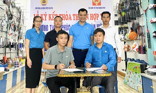 Lãnh đạo Liên đoàn Lao động huyện Tân Yên và đại diện Cửa hàng thể thao Quang Sport ký kết thỏa thuận chương trình phúc lợi.