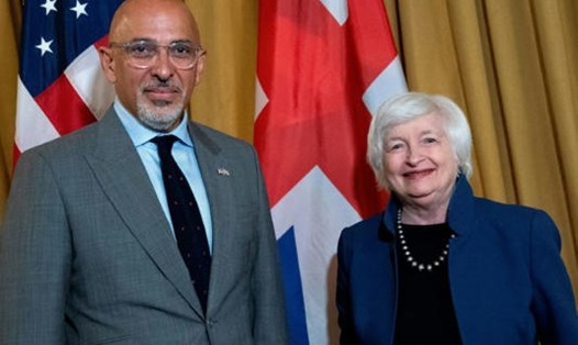 Bộ trưởng Tài chính Mỹ Janet Yellen (phải) và Bộ trưởng Tài chính Anh Nadhim Zahawi. Ảnh: AFP
