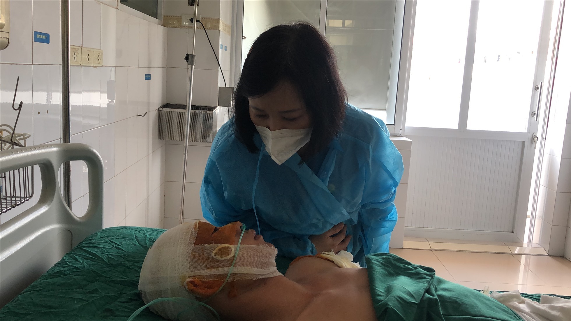 Bà Nguyễn Thị Vân Hà - Chủ tịch Liên đoàn Lao động tỉnh Bắc Ninh - thăm hỏi, động viên công nhân Lò Văn Cường. Ảnh: Bảo Hân