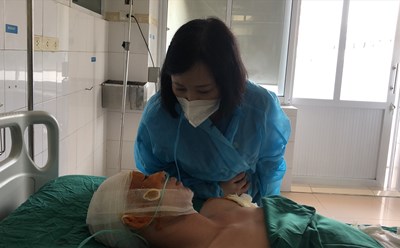 Bà Nguyễn Thị Vân Hà - Chủ tịch Liên đoàn Lao động tỉnh Bắc Ninh - thăm hỏi, động viên công nhân Lò Văn Cường. Ảnh: Bảo Hân