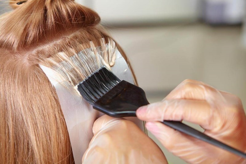 Có những biện pháp nào để xác định xem một loại thuốc nhuộm tóc có chứa chất độc hại hay không?
