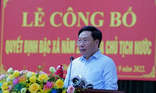 Phó Thủ tướng Phạm Bình Minh phát biểu tại buổi công bố đặc xá của Trại giam Vĩnh Quang, dặn dò các người được ra tù nhanh chóng hoà nhập cộng đồng, dứt khoát không tái phạm tội. Ảnh: V.D