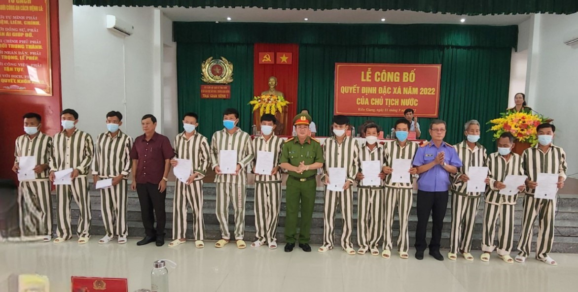 Trao quyết định đặc xá của Chủ tịch nước cho 12 phạm nhân đang chấp hành án tại Trại Giam Kênh 7, Bộ Công an. Ảnh: PV