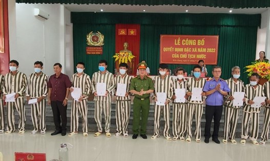 Trao quyết định đặc xá của Chủ tịch nước cho 12 phạm nhân đang chấp hành án tại Trại Giam Kênh 7, Bộ Công an. Ảnh: PV