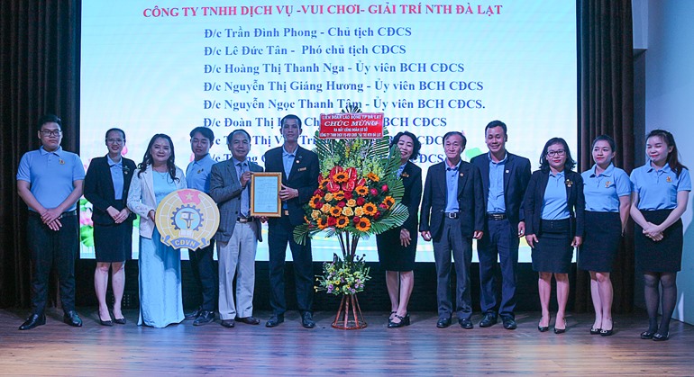 Lãnh đạo LĐLĐ TP.Đà Lạt (Lâm Đồng) trao tặng huy hiệu Công đoàn Việt Nam cho Ban Chấp hành CĐCS Công ty TNHH Dịch vụ Vui chơi - Giải trí NTH Đà Lạt. Ảnh DQ