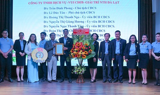 Lãnh đạo LĐLĐ TP.Đà Lạt (Lâm Đồng) trao tặng huy hiệu Công đoàn Việt Nam cho Ban Chấp hành CĐCS Công ty TNHH Dịch vụ Vui chơi - Giải trí NTH Đà Lạt. Ảnh DQ