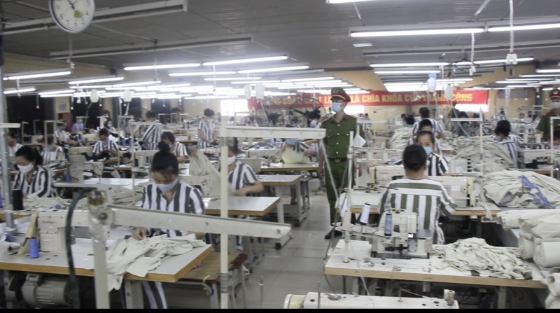 Các phạm nhân học nghề trong quá trình thi hành án. Ảnh minh hoạ: LDO