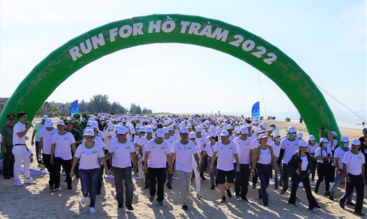 Hơn 1.000 người dân, du khách tham gia đi bộ gây quỹ hỗ trợ chống đuối nước tại Hồ Tràm, huyện Xuyên Mộc. ẢNh: T.A