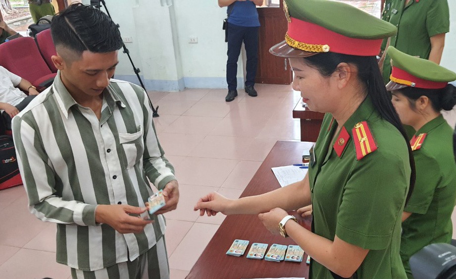 Cán bộ quản giáo trao thẻ căn cước công dân cho người được đặc xá. Ảnh: V.D