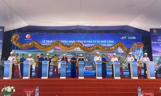 Lãnh đạo tỉnh Quảng Ninh, Bộ Kế hoạch và Đầu tư cùng bấm nút khởi động dự án xây dựng nhà máy tại tổ hợp khu công nghiệp Đầm Nhà Mạc, thị xã Quảng Yên, tỉnh Quảng Ninh vào ngày 1.9. Ảnh: T.N.D