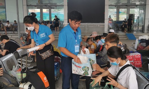 Huyện đảo Cô Tô khuyến khích du khách dùng túi giấy thay túi nilon. Ảnh: Nguyễn Hưng
