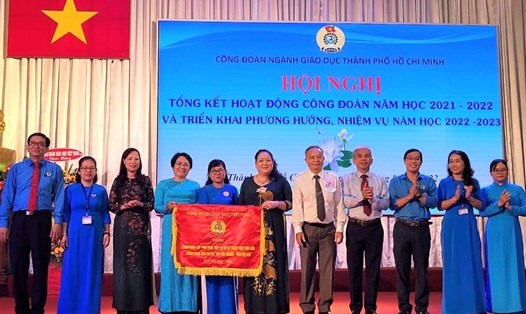 Công đoàn ngành giáo dục TPHCM nhận Cờ thi đua của Công đoàn Giáo dục Việt Nam. Ảnh: Đức Long