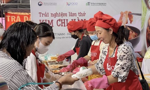 Người dân Đà Nẵng trải nghiệm làm kim chi tại lễ hội Việt - Hàn. Ảnh: TT