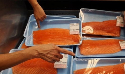 Cá hồi chứa nhiều axit béo omega-3, giúp thúc đẩy cảm giác no và giảm cân. Ảnh: AFP