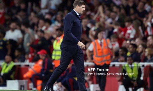 Steven Gerrad có nguy cơ cao bật bãi khỏi Villa Park.  Ảnh: AFP