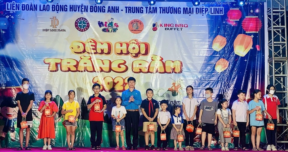 Ông Nguyễn Văn Hoa - Chủ tịch Liên đoàn Lao động huyện Đông Anh trao quà Tết Trung thu cho con công nhân viên chức lao động tại Đêm hội trăng rằm 2022. Ảnh: MQ