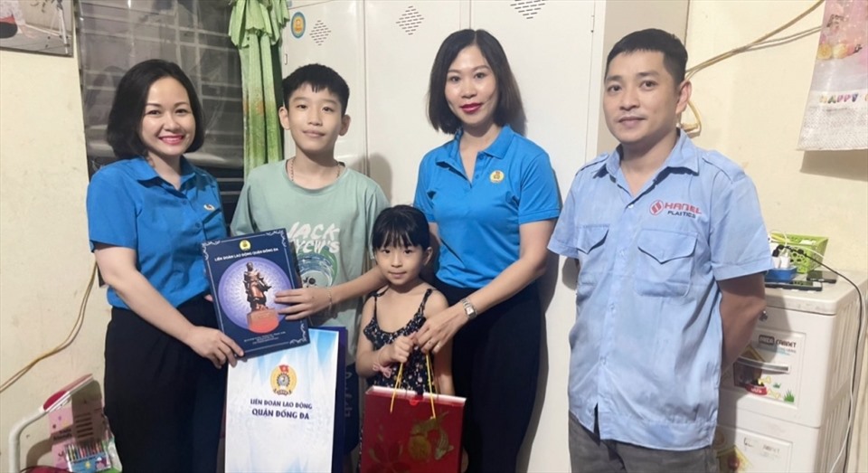 Lãnh đạo Liên đoàn Lao động quận Đống Đa thăm tặng Tết Trung thu cho con công nhân lao động tại nhà trọ. Ảnh: CĐQ