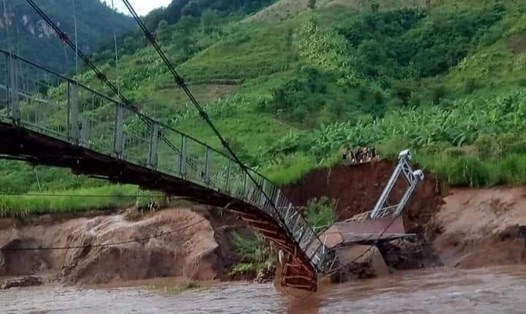 Cây cầu treo trên địa bàn huyện Yên Châu, tỉnh Sơn La bị đổ sập. Ảnh: CTV