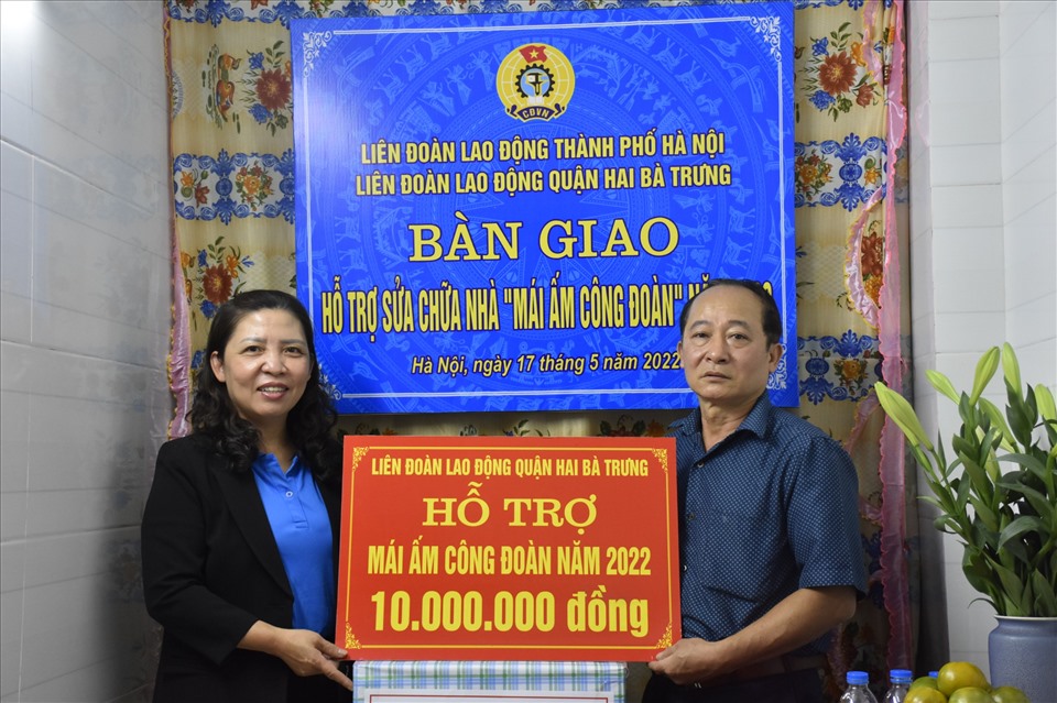 Liên đoàn Lao động quận Hai Bà Trưng trao hỗ trợ Mái ấm Công đoàn cho đoàn viên có hoàn cảnh khó khăn (ảnh minh hoạ). Ảnh: CĐQ