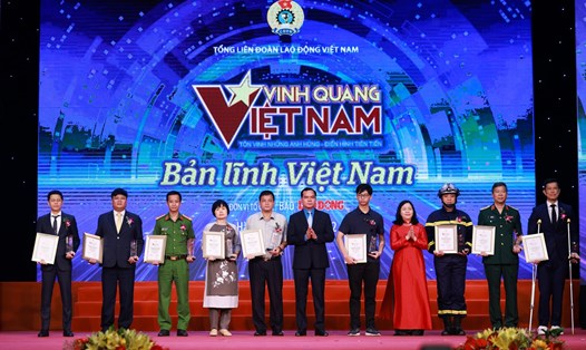 Vinh danh những tập thể xuất sắc tại chương trình Vinh quang Việt Nam. Ảnh Hải Nguyễn