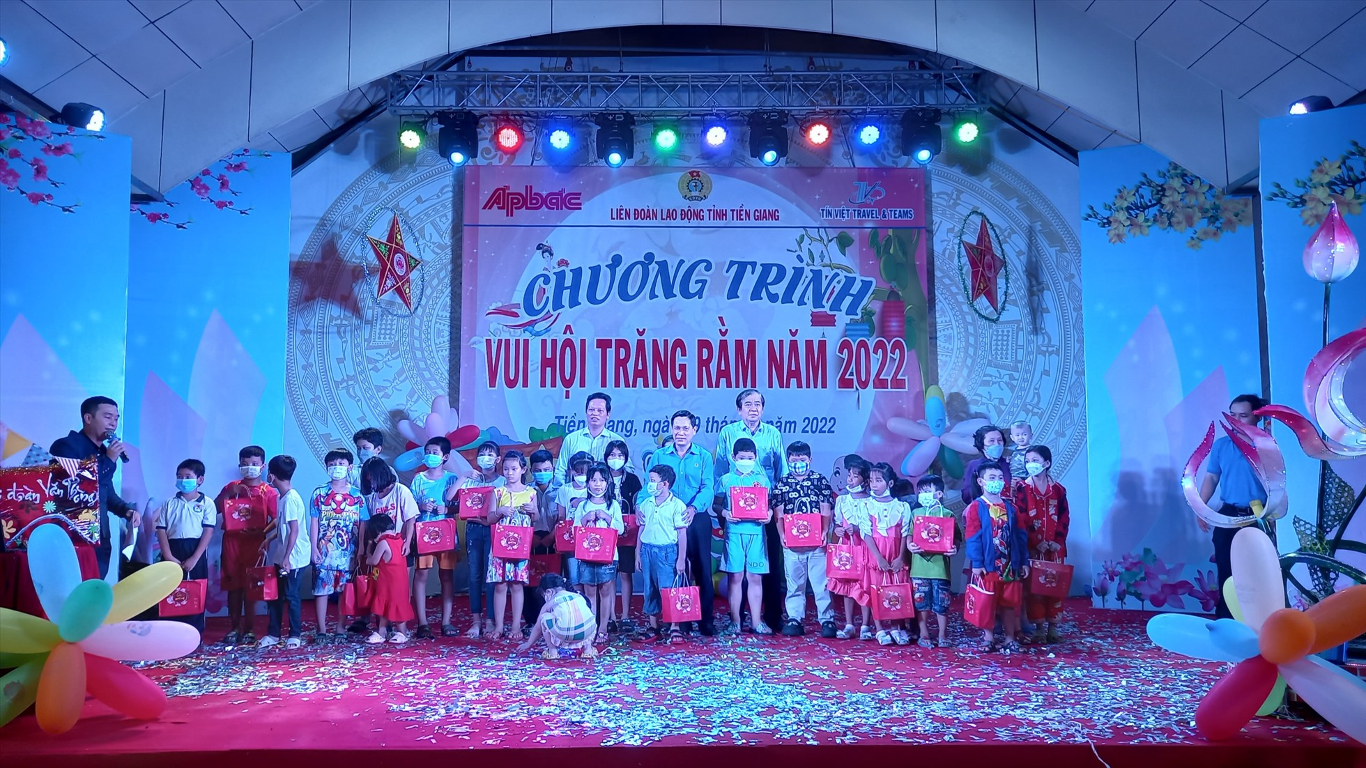 Tặng quà cho các cháu đến vui Tết Trung thu. Ảnh: T.G