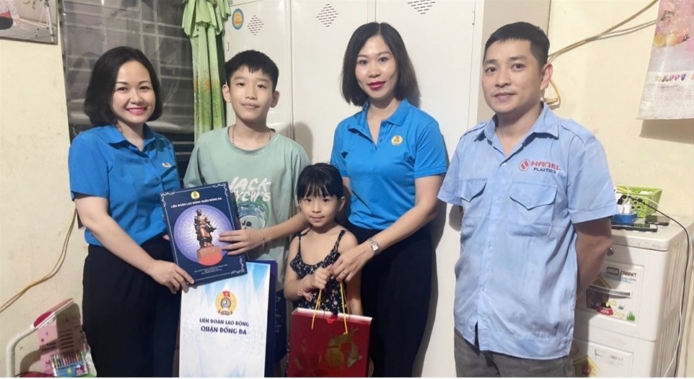 Lãnh đạo Liên đoàn Lao động quận Đống Đa thăm tặng Tết Trung thu cho con công nhân lao động tại nhà trọ. Ảnh: CĐQ