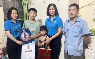 Lãnh đạo Liên đoàn Lao động quận Đống Đa thăm tặng Tết Trung thu cho con công nhân lao động tại nhà trọ. Ảnh: CĐQ