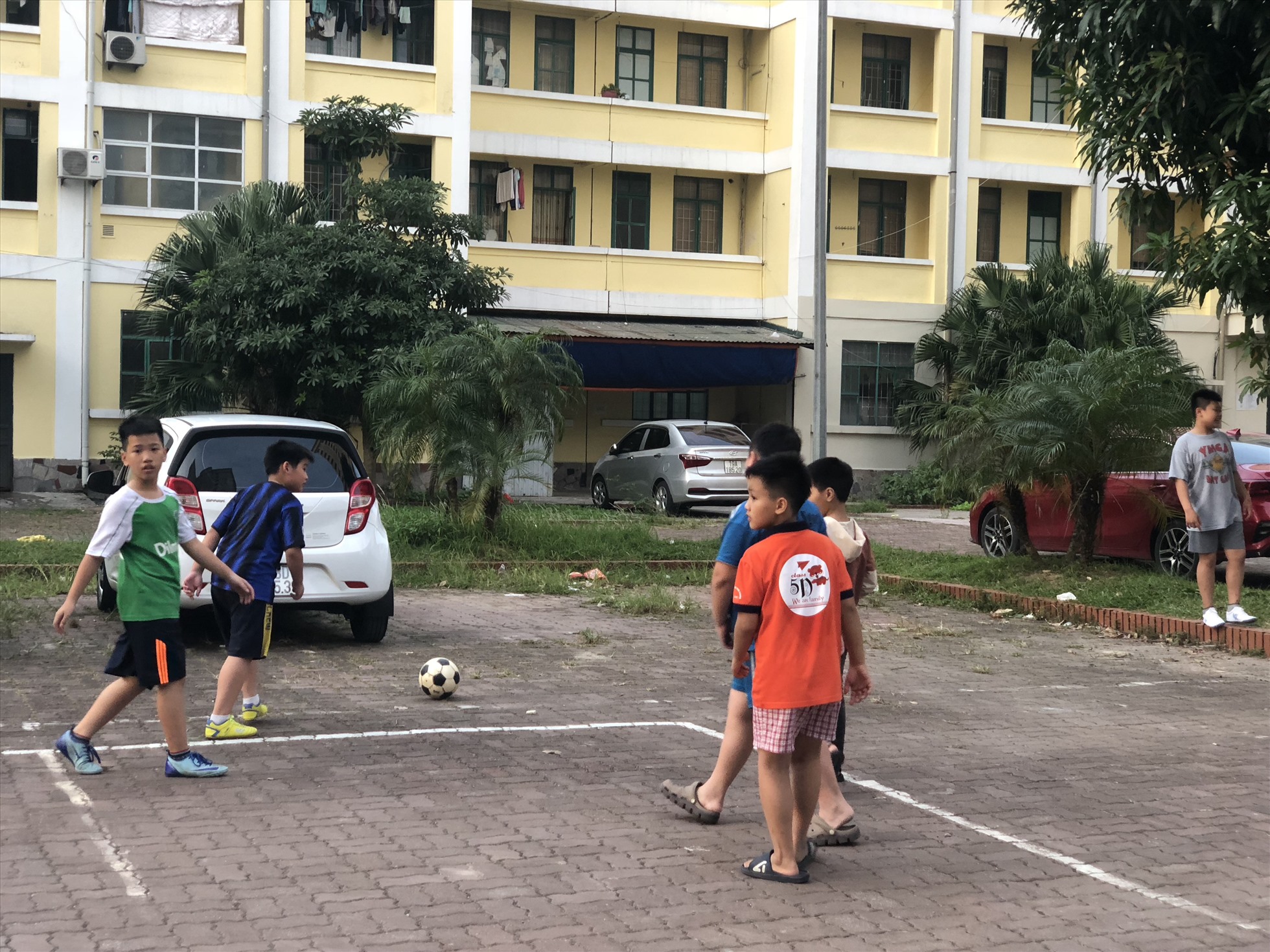 Với những gia đình công nhân có con sống cùng, vào dịp Trung thu, các con được trực tiếp nhận quà từ các cấp công đoàn... Ảnh: Minh Hương.