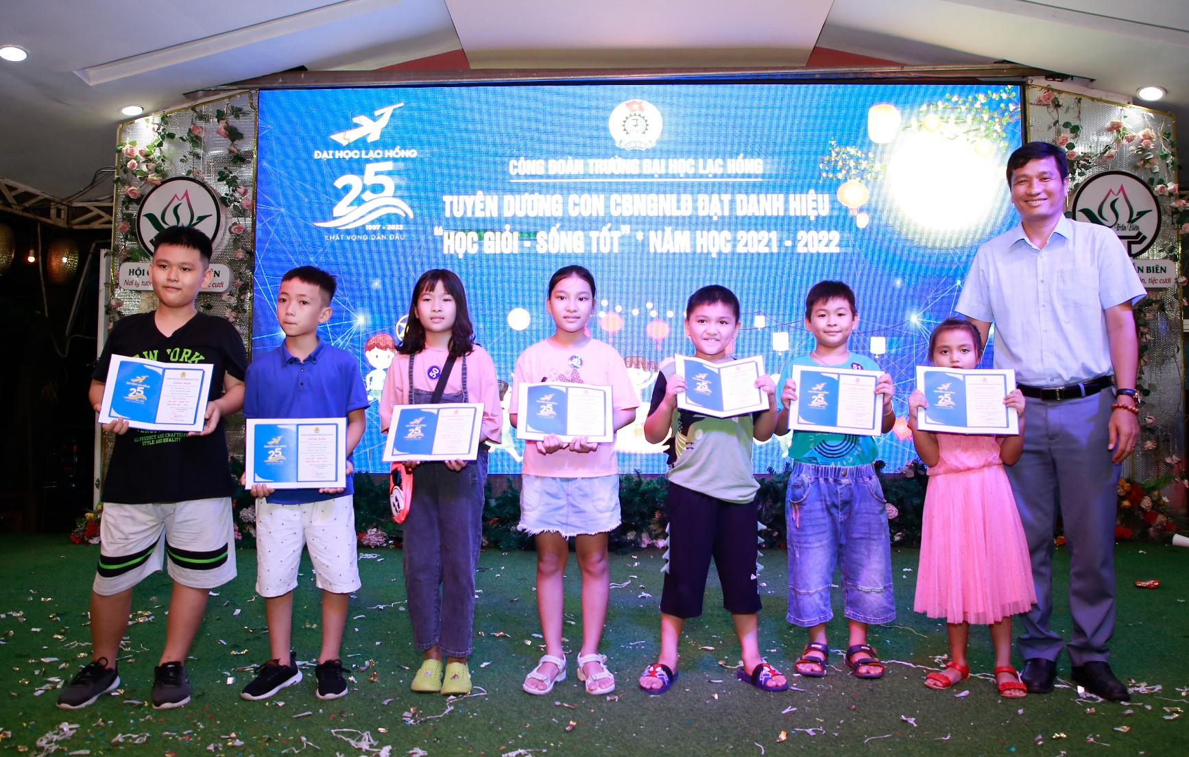 Công đoàn cơ sở Đại học Lạc Hồng trao quà học sinh giỏi cho các cháu thiếu nhi là con cán bộ nhà giáo, người lao động năm 2022. Ảnh: LHU