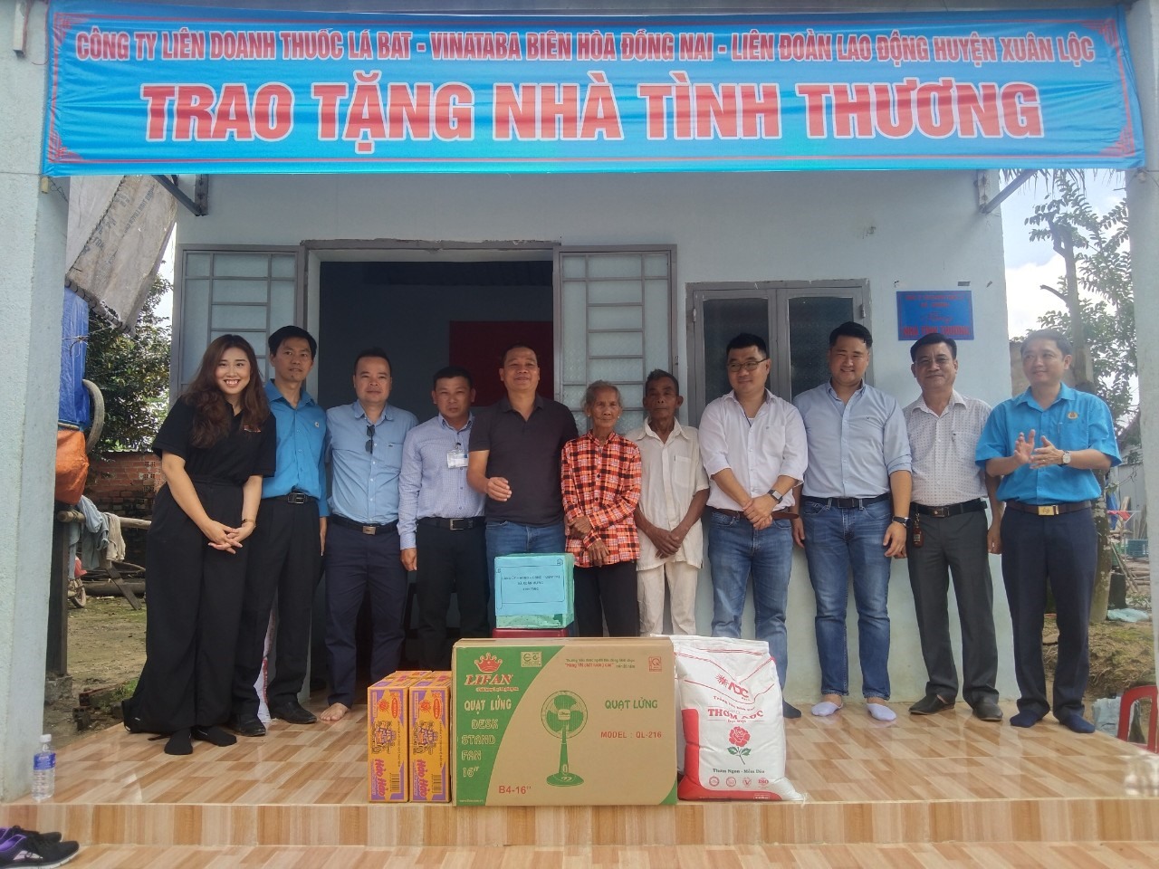 Trao nhà tình thương cho hộ nghèo có hoàn cảnh khó khăn về nhà ở tại Xuân Lộc. Ảnh: Hà Anh Chiến